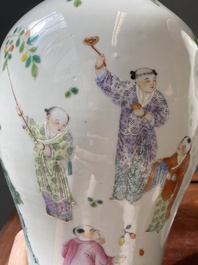 Paire de vases en porcelaine de Chine famille rose &agrave; d&eacute;cor de gar&ccedil;ons jouant, marque de Qianlong, R&eacute;publique