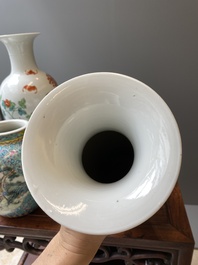 Paire de vases en porcelaine de Chine famille rose et un pot &agrave; fond turquoise, R&eacute;publique