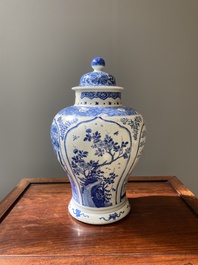 Een Chinese blauw-witte dekselvaas, Kangxi