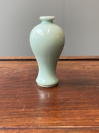 Een Chinese monochrome celadon-geglazuurde 'meiping' vaas, 19/20e eeuw