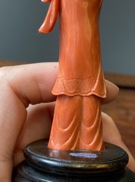 Sculpture d'une femme avec un chasse-mouche et un &eacute;ventail en corail rouge, Chine, 19/20&egrave;me