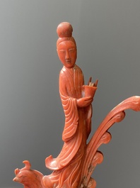 Een Chinese bloedkoralen sculptuur van een dame op een feniks, 19/20e eeuw