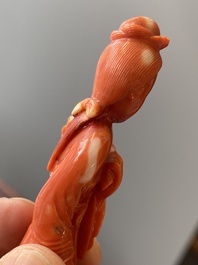 Twee Chinese bloedkoralen sculpturen van een dame met een waaier en van een dame met een bloem, 19/20e eeuw