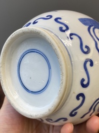 Een paar Chinese blauw-witte flesvormige vazen, 19e eeuw