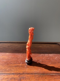 Een Chinese bloedkoralen sculptuur van een dame met een fruitmand, 19/20e eeuw