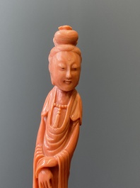 Een Chinese bloedkoralen sculptuur van een staande dame met hofketting, 19/20e eeuw