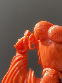 Een Chinese bloedkoralen sculptuur van een dame met een fruitmand, 19/20e eeuw