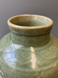 Vase en porcelaine de Chine en c&eacute;ladon de Longquan &agrave; d&eacute;cor floral incis&eacute;, Ming