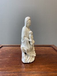 Guanyin &agrave; l'enfant en porcelaine blanc de Chine de Dehua, Kangxi/Qianlong
