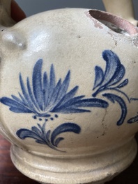 Een Vietnamese blauw-witte lijmpot met floraal decor, Bat Trang, 19e eeuw