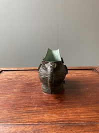 R&eacute;cipient &agrave; vin rituel archa&iuml;que en bronze dans le style des Zhou de l'Ouest, 'gong', Chine, marque de Yong Bao Zhen Wan 永葆珍玩, Ming