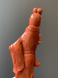 A Chinese red coral figure of a lady with a fan, 19/20th C.