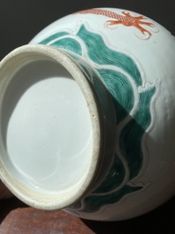 Vase de forme bouteille en porcelaine de Chine &agrave; d&eacute;cor d'un dragon en rouge de fer, 19&egrave;me
