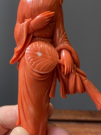 Sculpture d'une femme avec un &eacute;ventail en corail rouge, Chine, 19/20&egrave;me