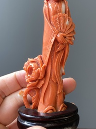 Een Chinese bloedkoralen sculptuur van een dame met een pauwenwaaier, 19/20e eeuw