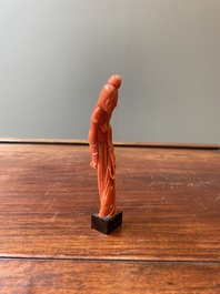 Twee Chinese bloedkoralen sculpturen van een dame met een waaier en van een dame met een bloem, 19/20e eeuw