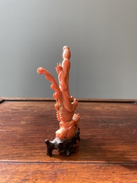 Een Chinese bloedkoralen sculptuur van een dame op een feniks, 19/20e eeuw