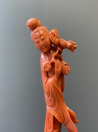 Sculpture d'une femme avec une branche fleurie en corail rouge, Chine, 19/20&egrave;me