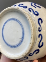 Een paar Chinese blauw-witte flesvormige vazen, 19e eeuw