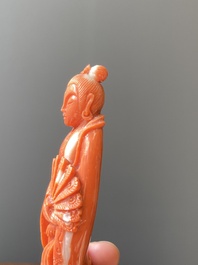 Een Chinese bloedkoralen sculptuur van een dame met een pauwenwaaier, 19/20e eeuw