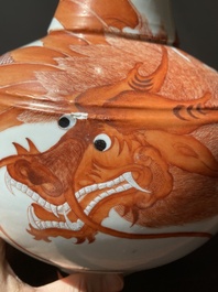 Vase de forme bouteille en porcelaine de Chine &agrave; d&eacute;cor d'un dragon en rouge de fer, 19&egrave;me