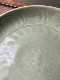 Een Chinese Longquan celadon schotel met onderglazuur decor, Ming