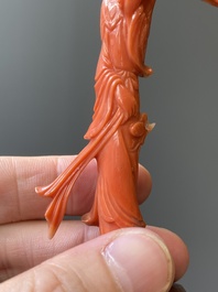 Vier Chinese bloedkoralen sculpturen van dames en van een onsterfelijke, 19/20e eeuw