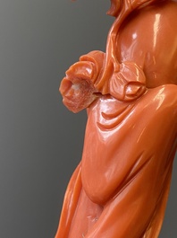 Sculpture d'une femme avec une branche fleurie en corail rouge, Chine, 19/20&egrave;me