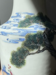 Een paar Chinese famille rose rouleau vazen, Qianlong merk, Republiek