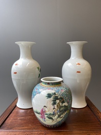 Paire de vases en porcelaine de Chine famille rose et un pot &agrave; fond turquoise, R&eacute;publique