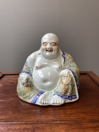 Een Chinese famille rose Boeddha op houten sokkel, Wei Hongtai 魏洪泰 merk, 19/20e eeuw