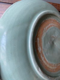Een Chinese Longquan celadon schotel met onderglazuur decor, Ming