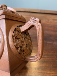 Een Chinese opengewerkte dubbelwandige Yixing steengoed theepot, Kangxi