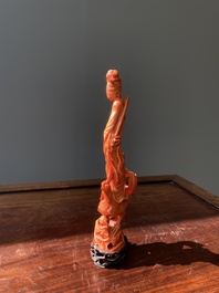 Sculpture d'une femme sur un ph&eacute;nix en corail rouge, Chine, 19/20&egrave;me