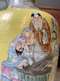 Een paar Chinese famille rose vazen met geleerden op een gele sgraffiato fond, Qianlong merk, Republiek