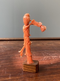 Vier Chinese bloedkoralen sculpturen van dames en van een onsterfelijke, 19/20e eeuw