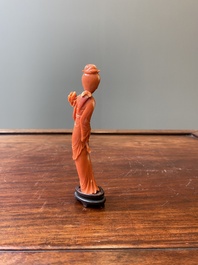 Twee Chinese bloedkoralen sculpturen van een dame met een waaier en van een dame met een bloem, 19/20e eeuw
