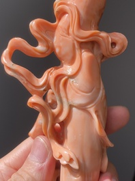 Sculpture d'une femme avec un chasse-mouche, Chine, 19/20&egrave;me