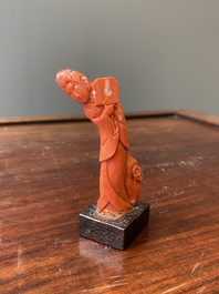 Vier Chinese bloedkoralen sculpturen van dames en van een onsterfelijke, 19/20e eeuw