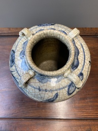Een Chinese blauw-witte Swatow 'draken' vaas, Ming