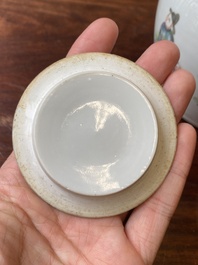 Een Chinese famille rose theepot met 'Guo Ziti' decor, 19e eeuw