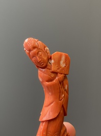 Vier Chinese bloedkoralen sculpturen van dames en van een onsterfelijke, 19/20e eeuw