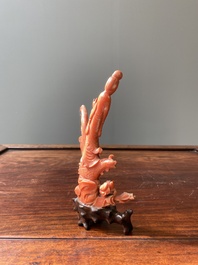 Een Chinese bloedkoralen sculptuur van een dame op een feniks, 19/20e eeuw