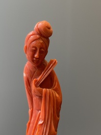 Twee Chinese bloedkoralen sculpturen van een dame met een waaier en van een dame met een bloem, 19/20e eeuw