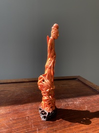 Sculpture d'une femme sur un ph&eacute;nix en corail rouge, Chine, 19/20&egrave;me