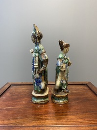 Deux figures en gr&egrave;s porcelaineux polychrom&eacute;, probablement Shiwan, 19&egrave;me
