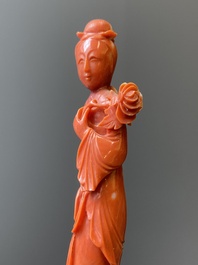 Twee Chinese bloedkoralen sculpturen van een dame met een waaier en van een dame met een bloem, 19/20e eeuw