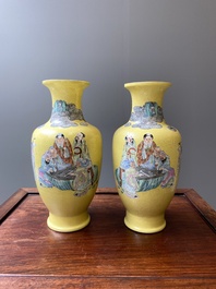 Een paar Chinese famille rose vazen met geleerden op een gele sgraffiato fond, Qianlong merk, Republiek