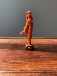 Sculpture d'une femme avec un &eacute;ventail en corail rouge, Chine, 19/20&egrave;me