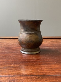 Een Chinees archa&iuml;sch bronzen ritueel wijnvat met inscriptie, 'zhi', late Shang-dynastie